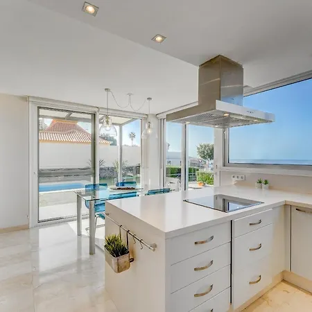 Impeccable 3-bed In Costa Adeje أذيخي